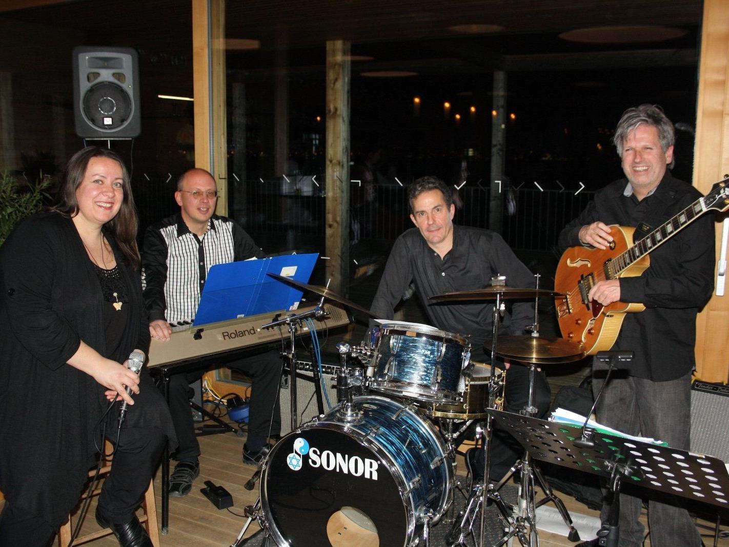 „Secondline“ mit Sabine Raidt, Klaus Raidt, Pit Martinelli und Markus Holzmaier bei „Jazz am See“ am Lochauer Kaiserstrand.