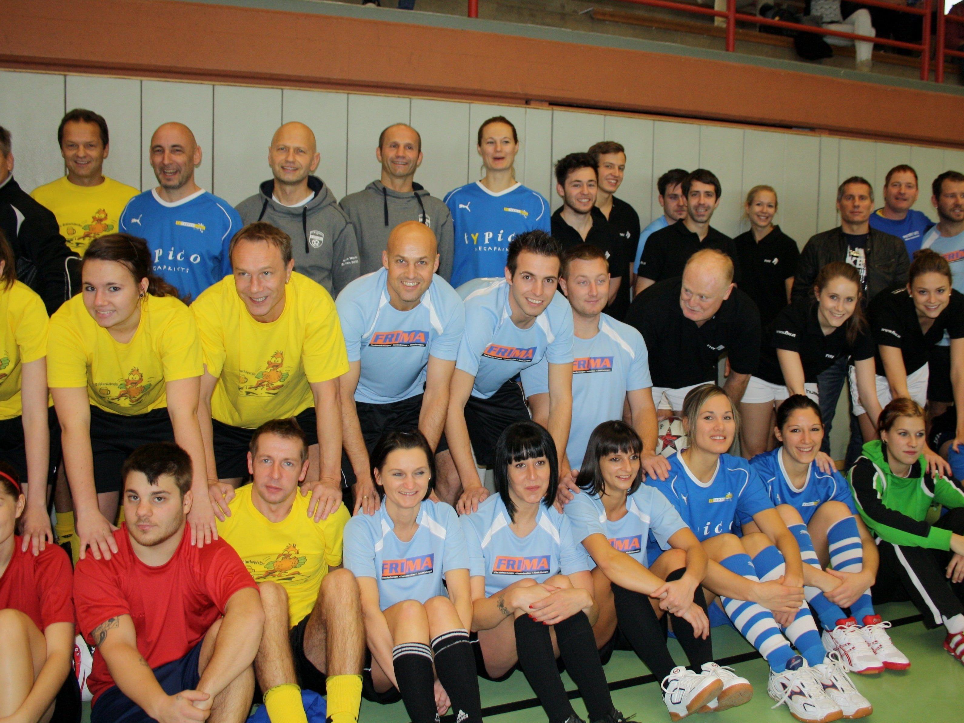 Geselligkeit und Spaß am Fußballspielen stehen beim „Turnier des Herzens 2015“ in der Sporthalle Lochau im Mittelpunkt.