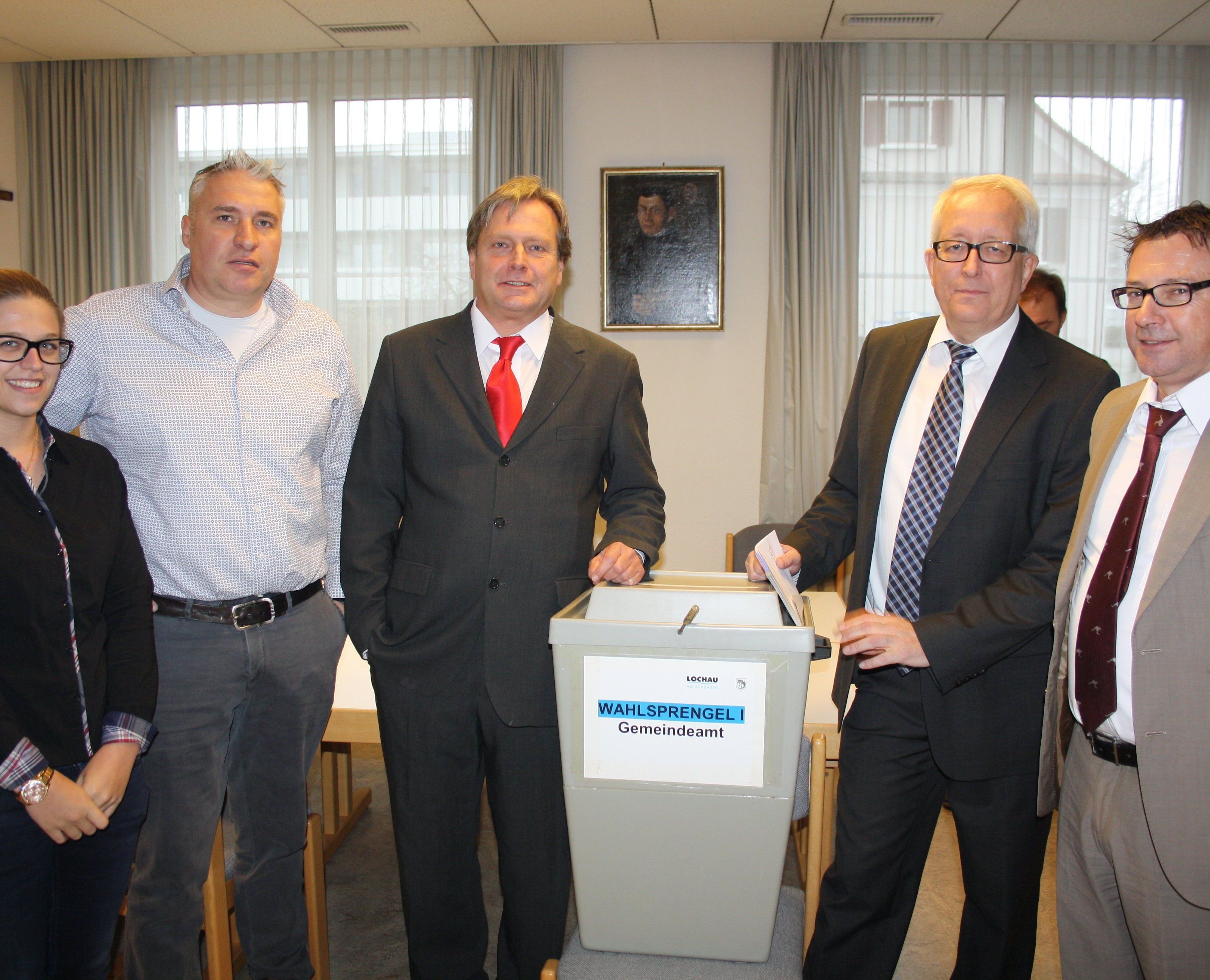 Das Ergebnis der Volksabstimmung wird von allen Fraktionen akzeptiert. In Lochau entsteht ein neues „Gemeinschaftshaus“ mit Gemeindeverwaltung, Bankfiliale, Polizeistützpunkt und Arztpraxis. Das Ergebnis der Volksabstimmung wird von allen Fraktionen akzeptiert. In Lochau entsteht ein neues „Gemeinschaftshaus“ mit Gemeindeverwaltung, Bankfiliale, Polizeistützpunkt und Arztpraxis.