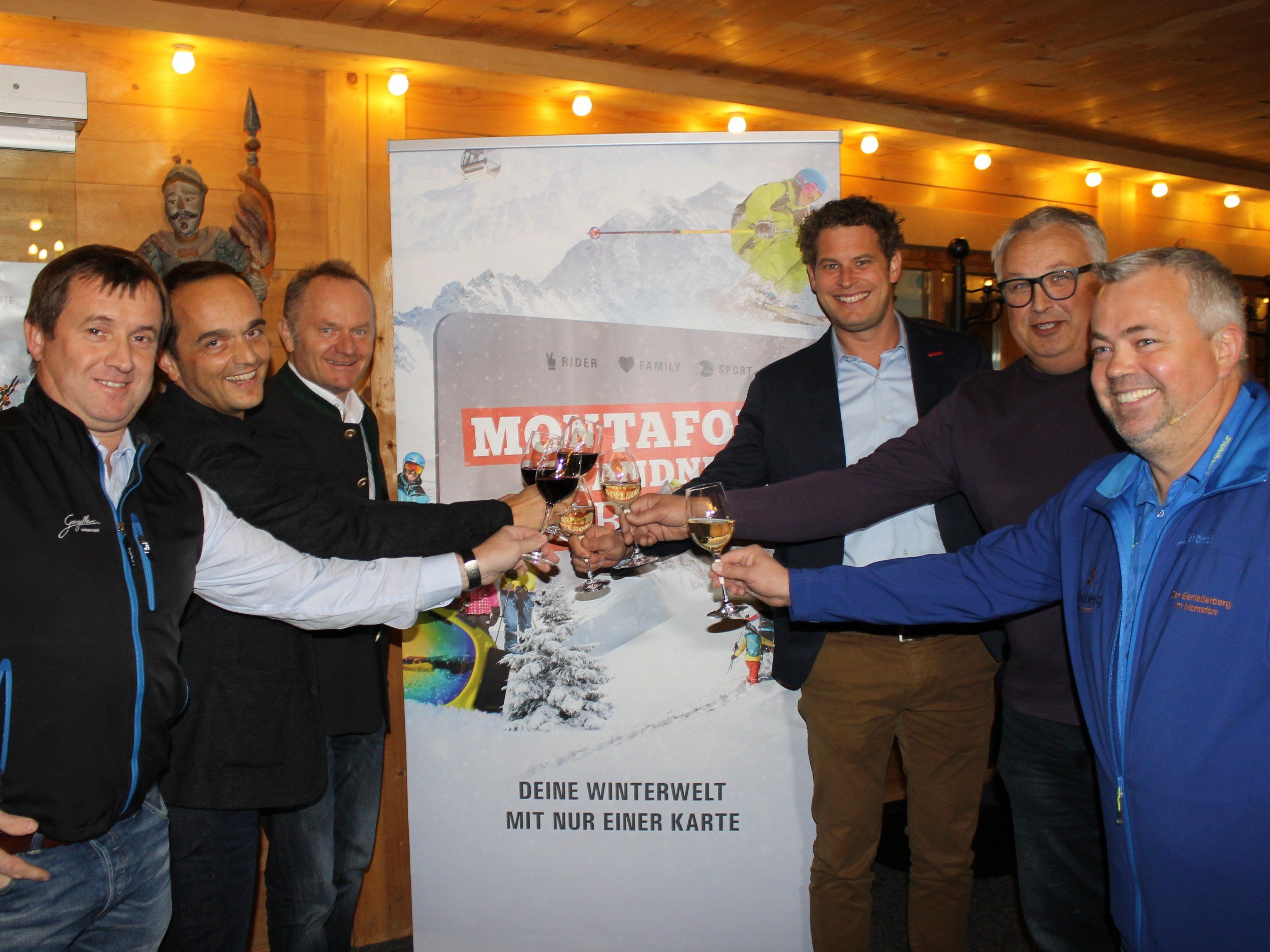 Die Chefs der Montafon-Brandertal-Region, stossen mit Teamwork am Muttersberg auf eine erfolgreiche Wintersaison an.
