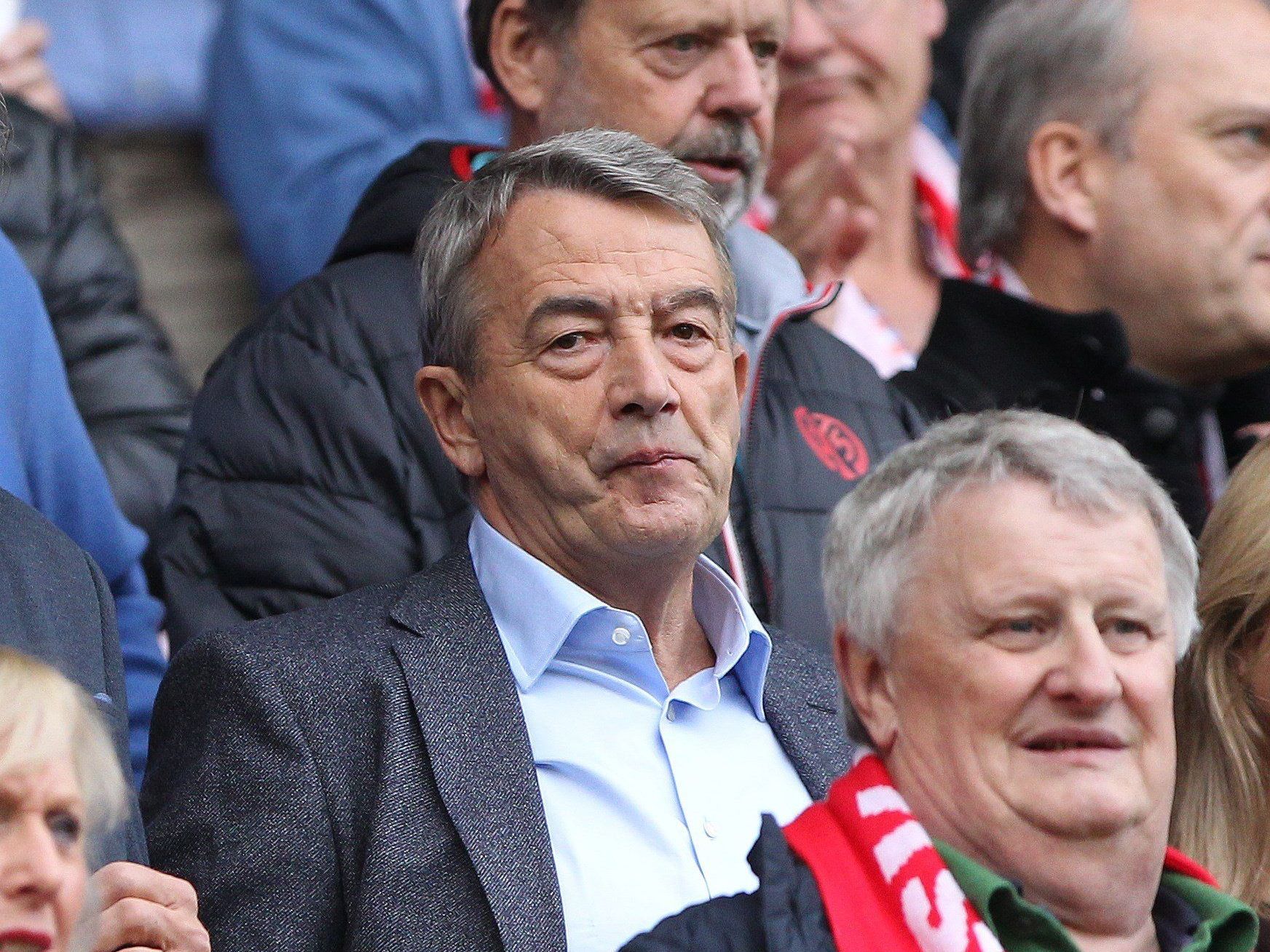 DFB-Präsident Niersbach bei einem Bundesliga-Spiel Anfang November. DFB-Präsident Niersbach bei einem Bundesliga-Spiel Anfang November.