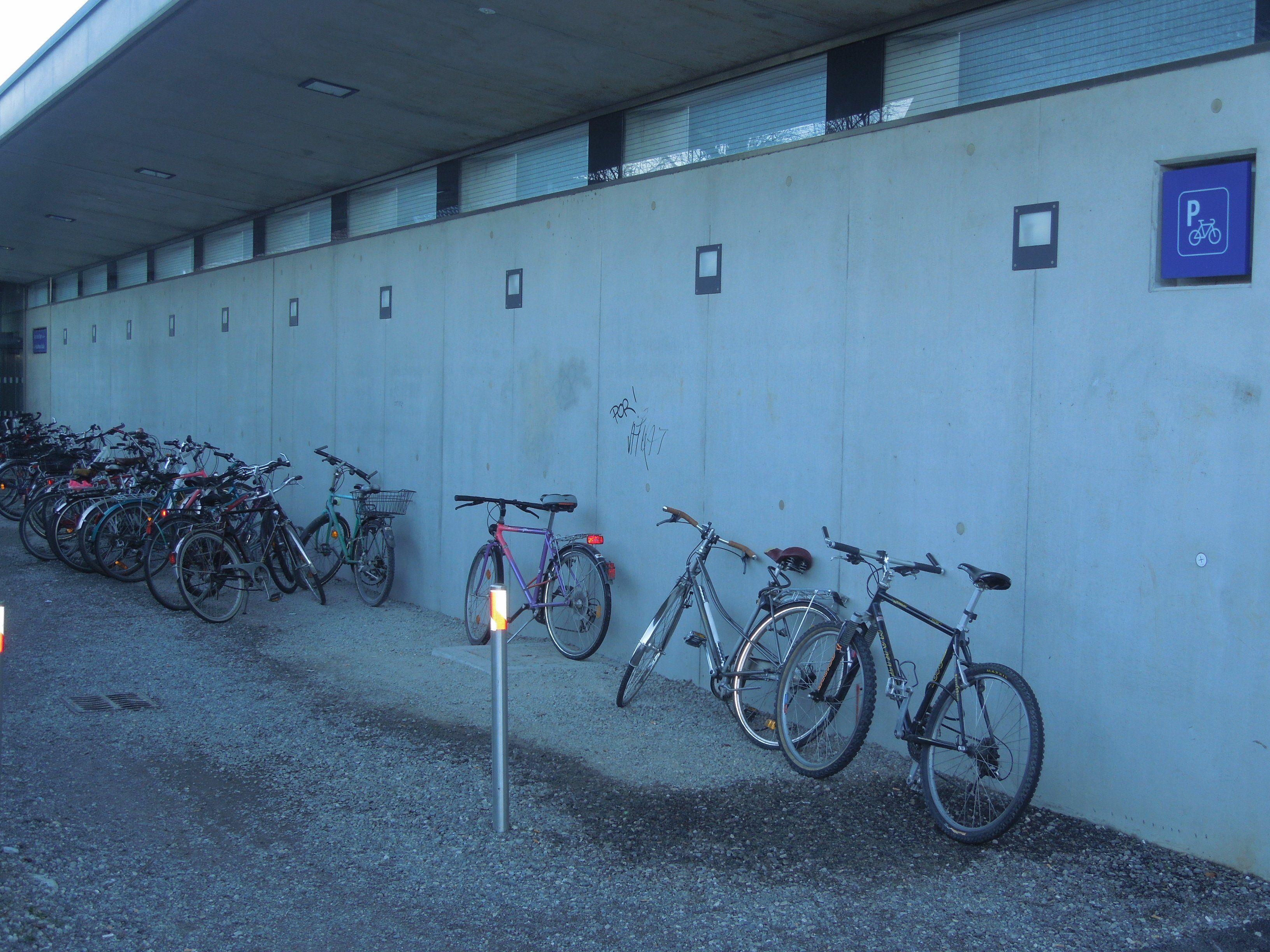 Im Bürgerforum wird darauf hingewiesen, dass es immer wieder zu Beschädigungen bei den abgestellten Fahrrädern am Hohenemser Bahnhof kommt.