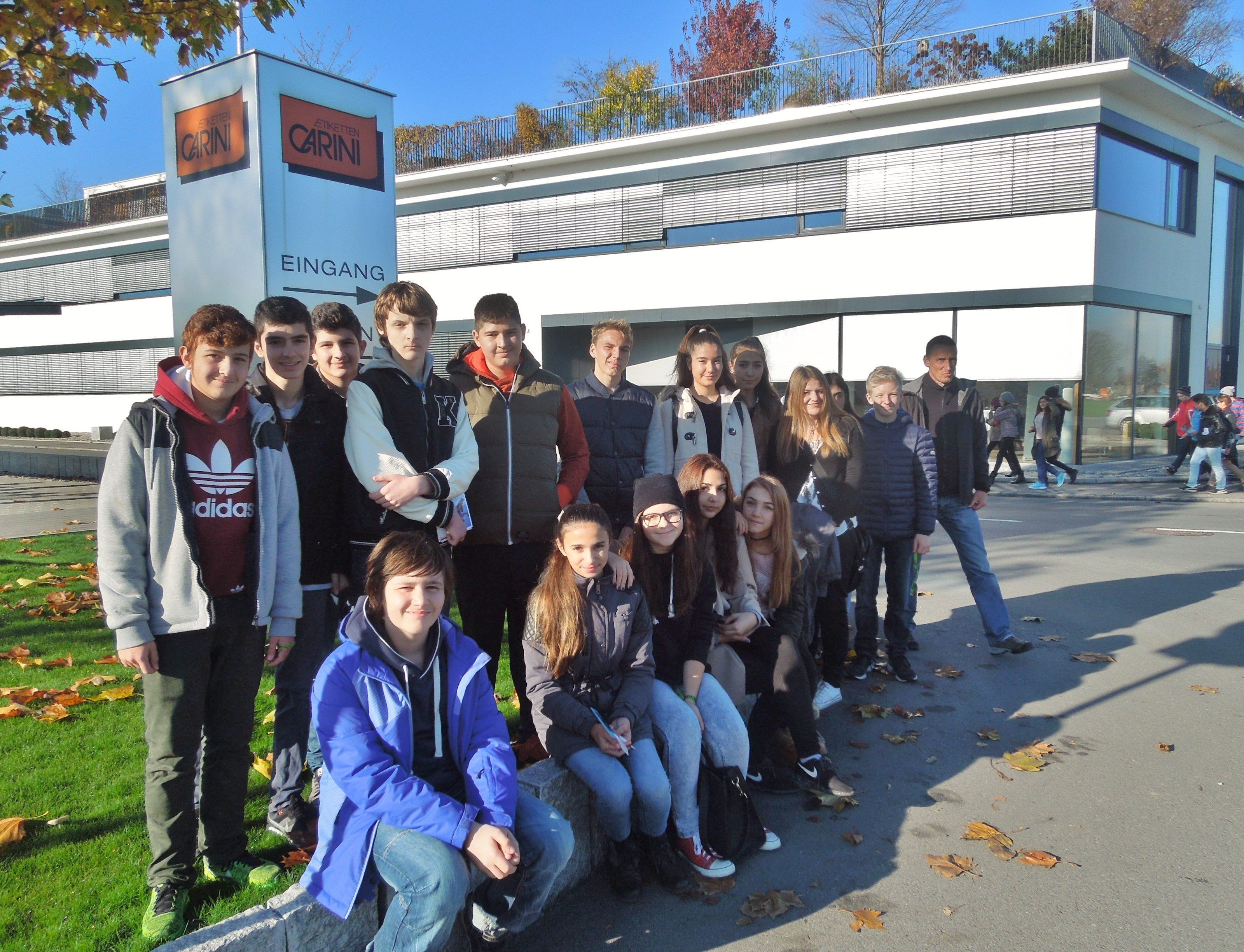 Die 4 c der MS Kirchdorf erlebte einen spannenden Karrieretag. Eine Station führte die interessierten Schülerinnen und Schüler zu Carini Etiketten. Die 4 c der MS Kirchdorf erlebte einen spannenden Karrieretag. Eine Station führte die interessierten Schülerinnen und Schüler zu Carini Etiketten.