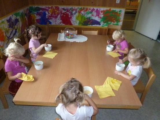 Die Kinder beim gemütlichen Mittagessen.