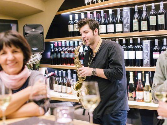 Bei Livemusik und Wein ließ es sich genussvoll einkaufen. Bei Livemusik und Wein ließ es sich genussvoll einkaufen.