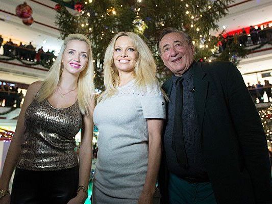 Richard Lugner (R) und seine Frau Cathy (L) und Schauspielerin Pamela Anderson am Freitag bei der Illuminierung des Weihnachtsbaums in der Lugner City Richard Lugner (R) und seine Frau Cathy (L) und Schauspielerin Pamela Anderson am Freitag bei der Illuminierung des Weihnachtsbaums in der Lugner City