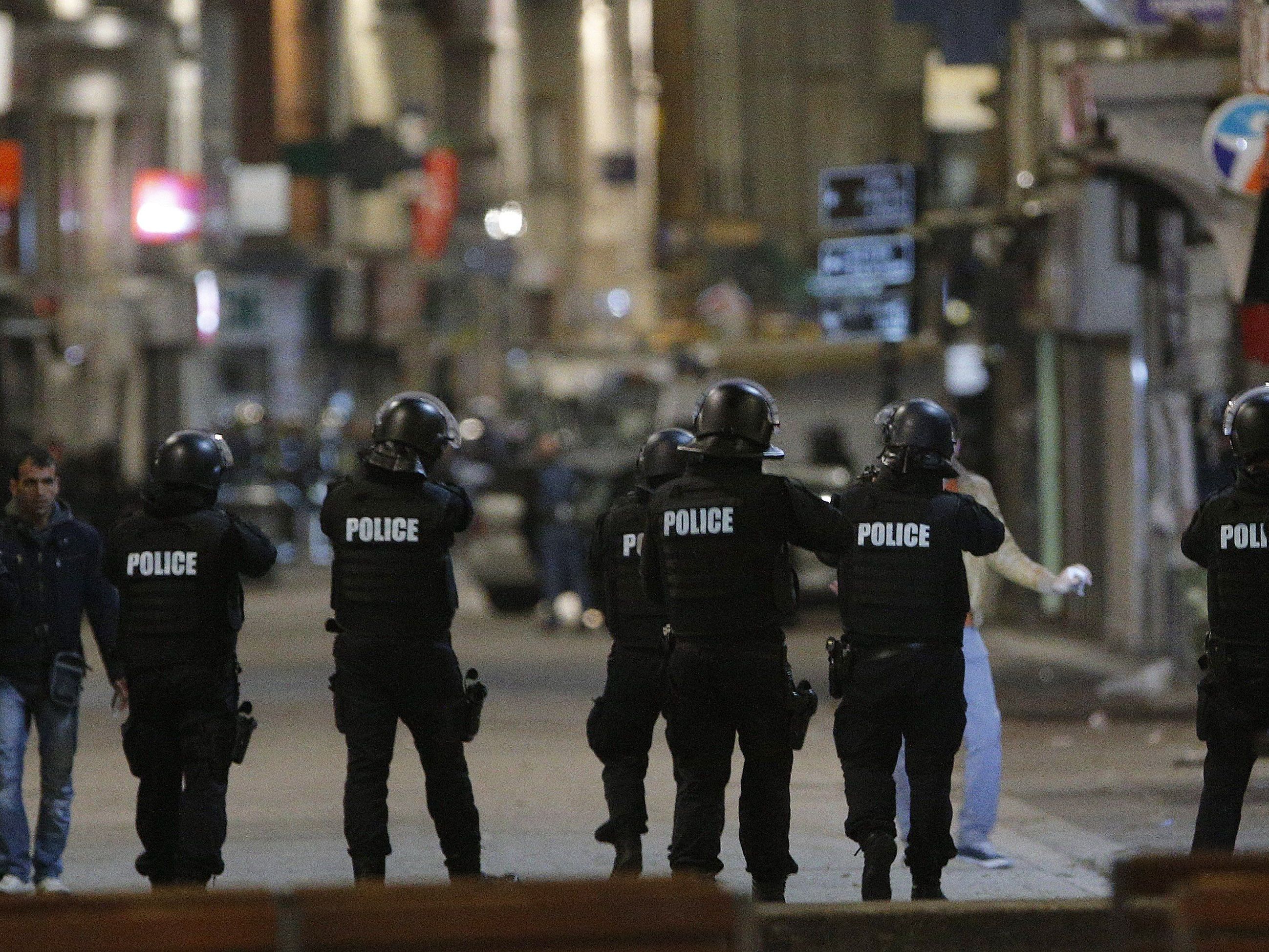 Am Mittwoch Morgen führte ein Polizeieinsatz in Paris zu einem Schusswechsel. Am Mittwoch Morgen führte ein Polizeieinsatz in Paris zu einem Schusswechsel.