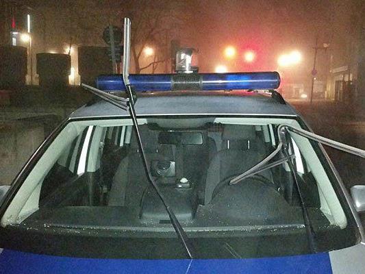 Dieser Polizeiwagen wurde in Wien 15 beschädigt