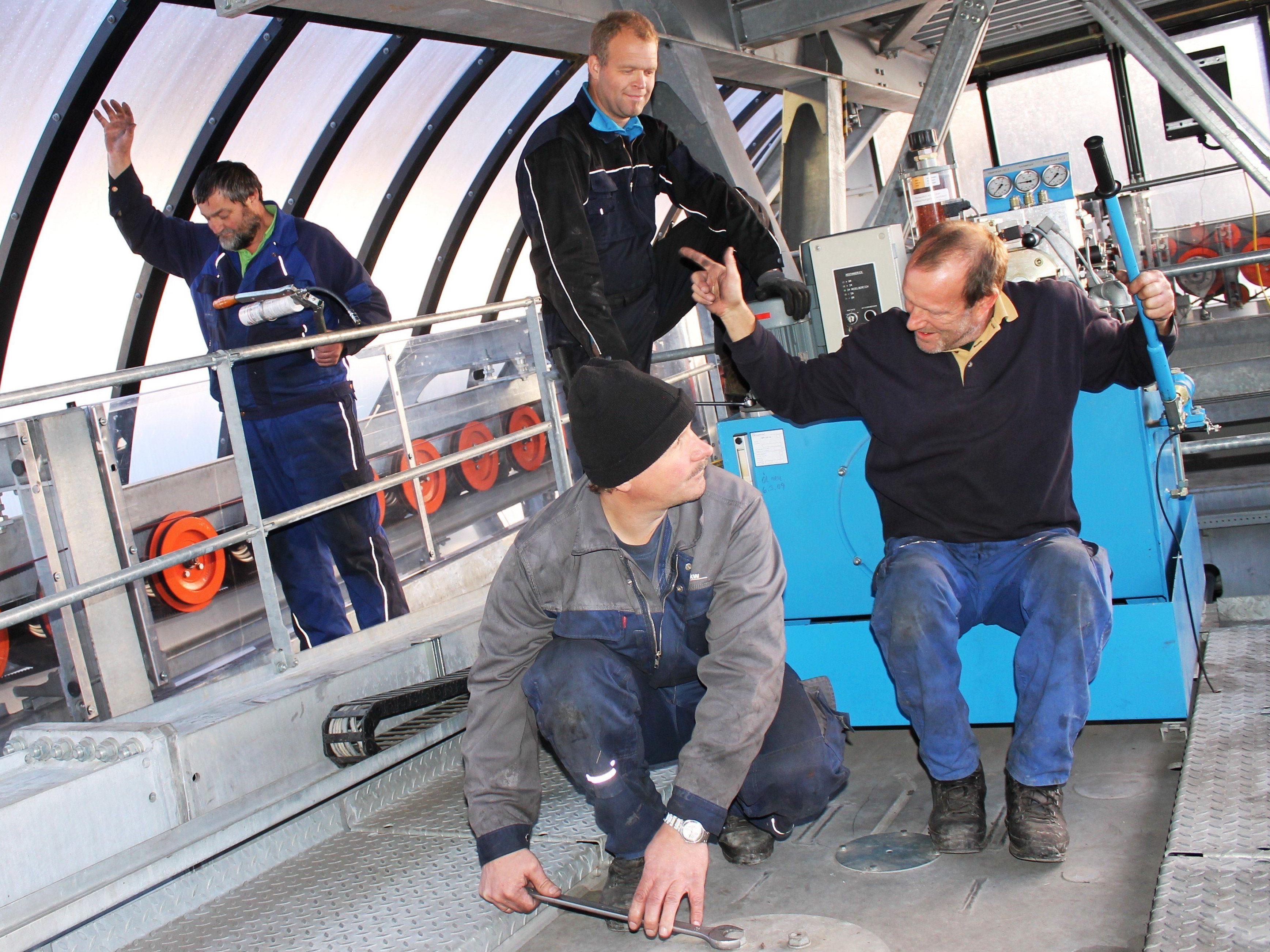 Betriebsleiter Robert Ledetzky (re) ist mit Wolfgang Wellinger, Klaus Plangg und Stefan Fischer bei den letzten Tests des "Spannwagens", der je nach Belastung computergesteuert die Seilspannung nivelliert.