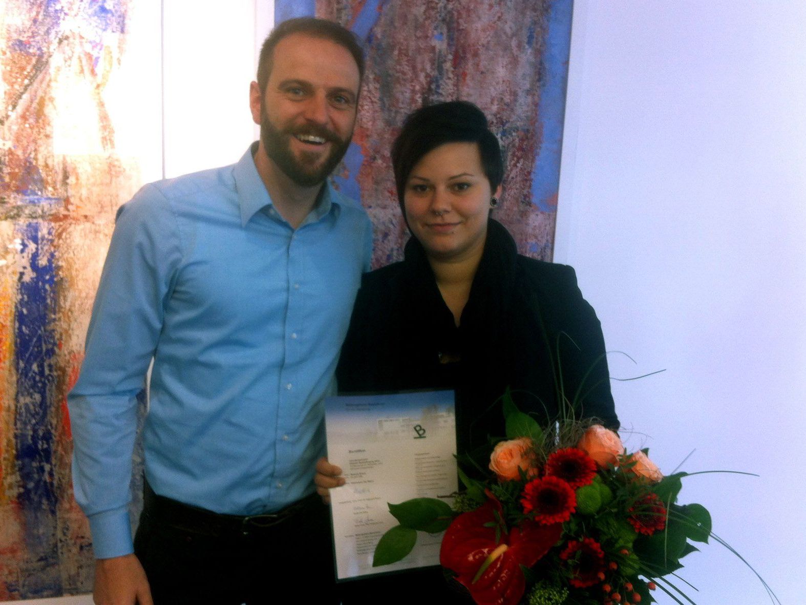 Der Pflegedienstleiter des SeneCura Laurentius-Parks Bludenz, Daniel Siegl, gratuliert der Absolventin Melanie Knaus. Der Pflegedienstleiter des SeneCura Laurentius-Parks Bludenz, Daniel Siegl, gratuliert der Absolventin Melanie Knaus.