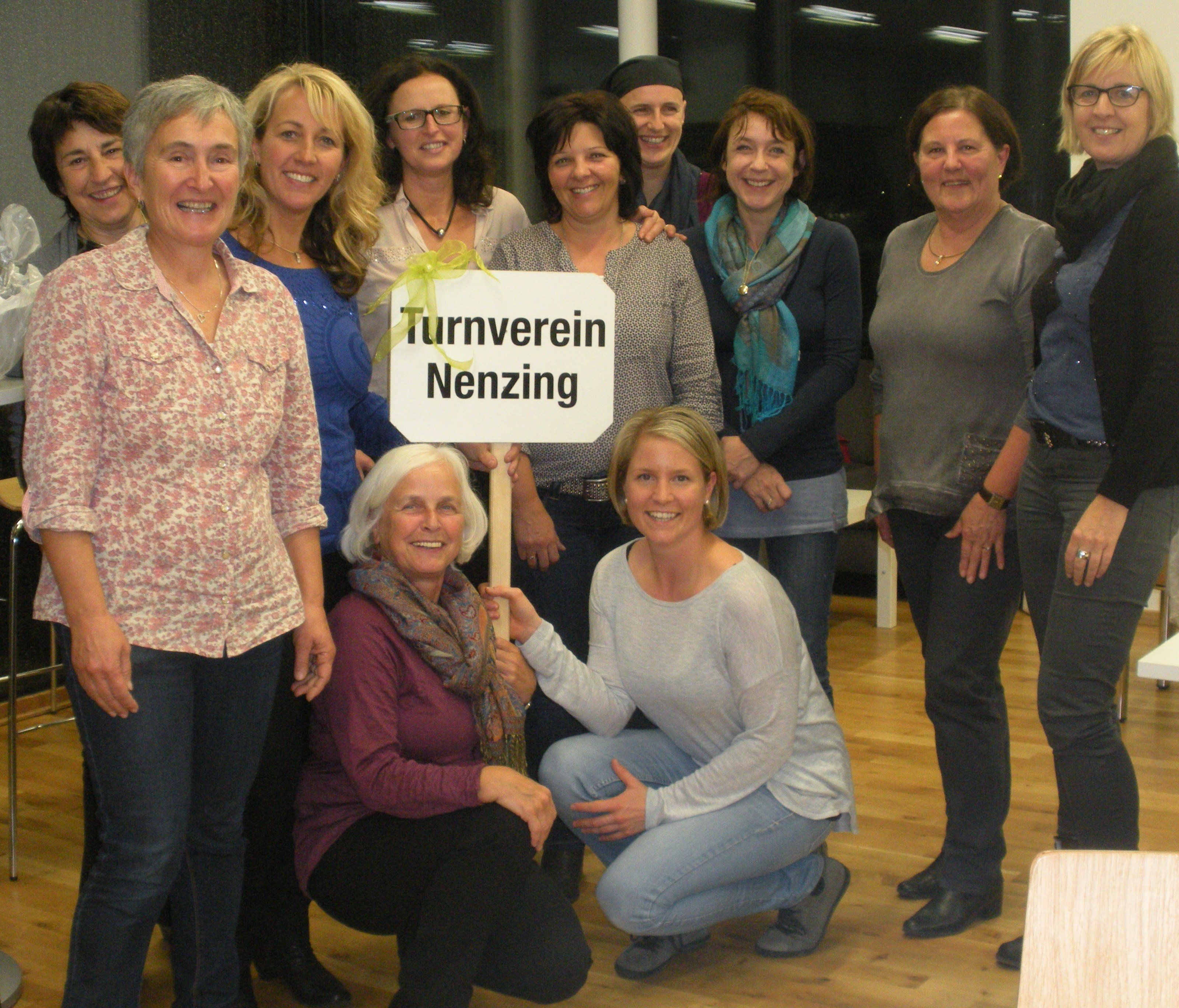 Gruppenbild: Der frisch gewählte Vorstand mit ihren Vorgängerinnen Gruppenbild: Der frisch gewählte Vorstand mit ihren Vorgängerinnen