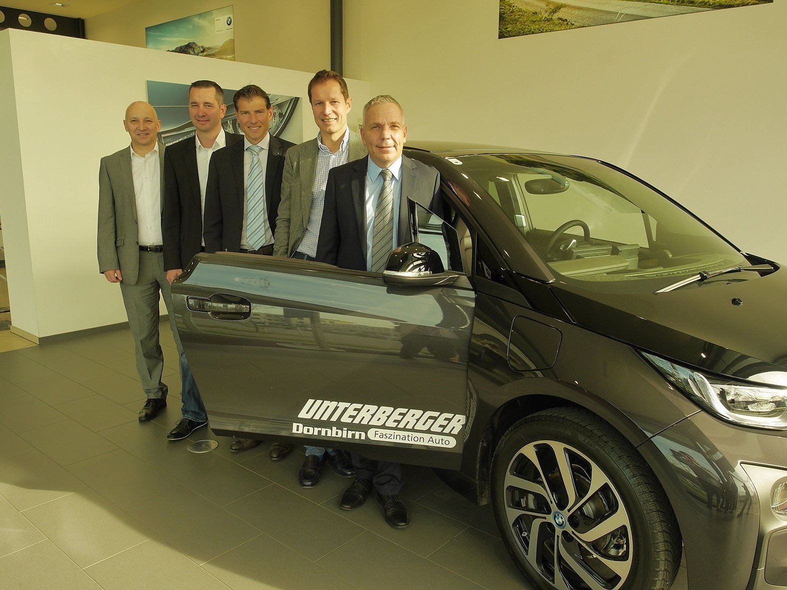 Josef Gruber (Geschäftsführer Unterberger Automobile), Enrico Matic (BMW i Verkaufsberater), Claus Derdak (Leiter BMW i Österreich), Mag. Dieter Unterberger (Geschäftsführender Gesellschafter Unterberger Automobile) und Markus Spiegel (Betriebsleiter BMW Unterberger Dornbirn). Josef Gruber (Geschäftsführer Unterberger Automobile), Enrico Matic (BMW i Verkaufsberater), Claus Derdak (Leiter BMW i Österreich), Mag. Dieter Unterberger (Geschäftsführender Gesellschafter Unterberger Automobile) und Markus Spiegel (Betriebsleiter BMW Unterberger Dornbirn).