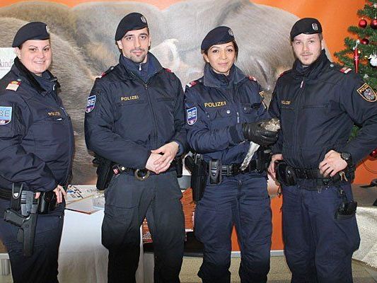 Diese Wiener Polizisten fanden den kleinen Sperber Diese Wiener Polizisten fanden den kleinen Sperber