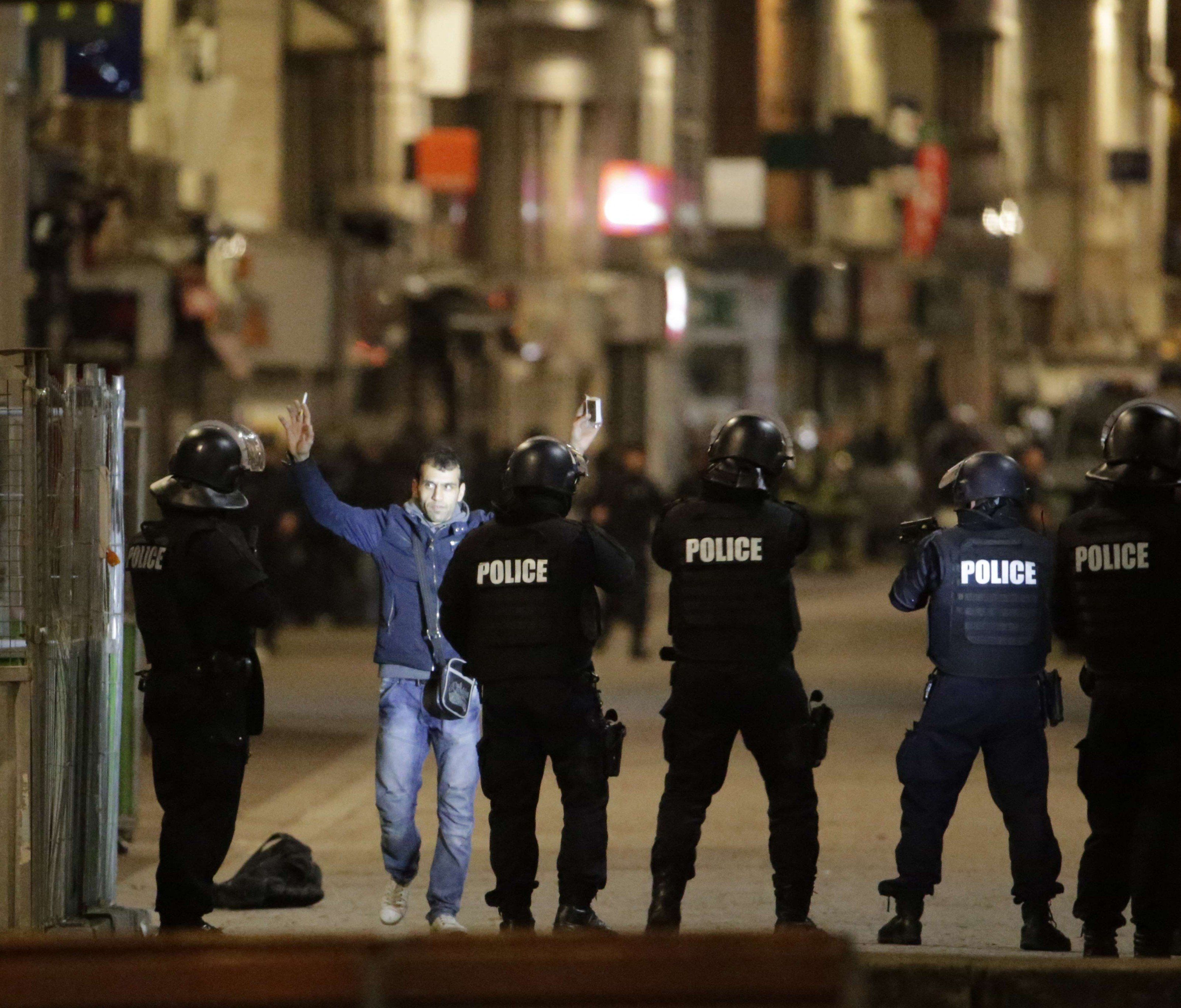 Der Polizeieinsatz begann in den frühen Morgenstunden. Der Polizeieinsatz begann in den frühen Morgenstunden.