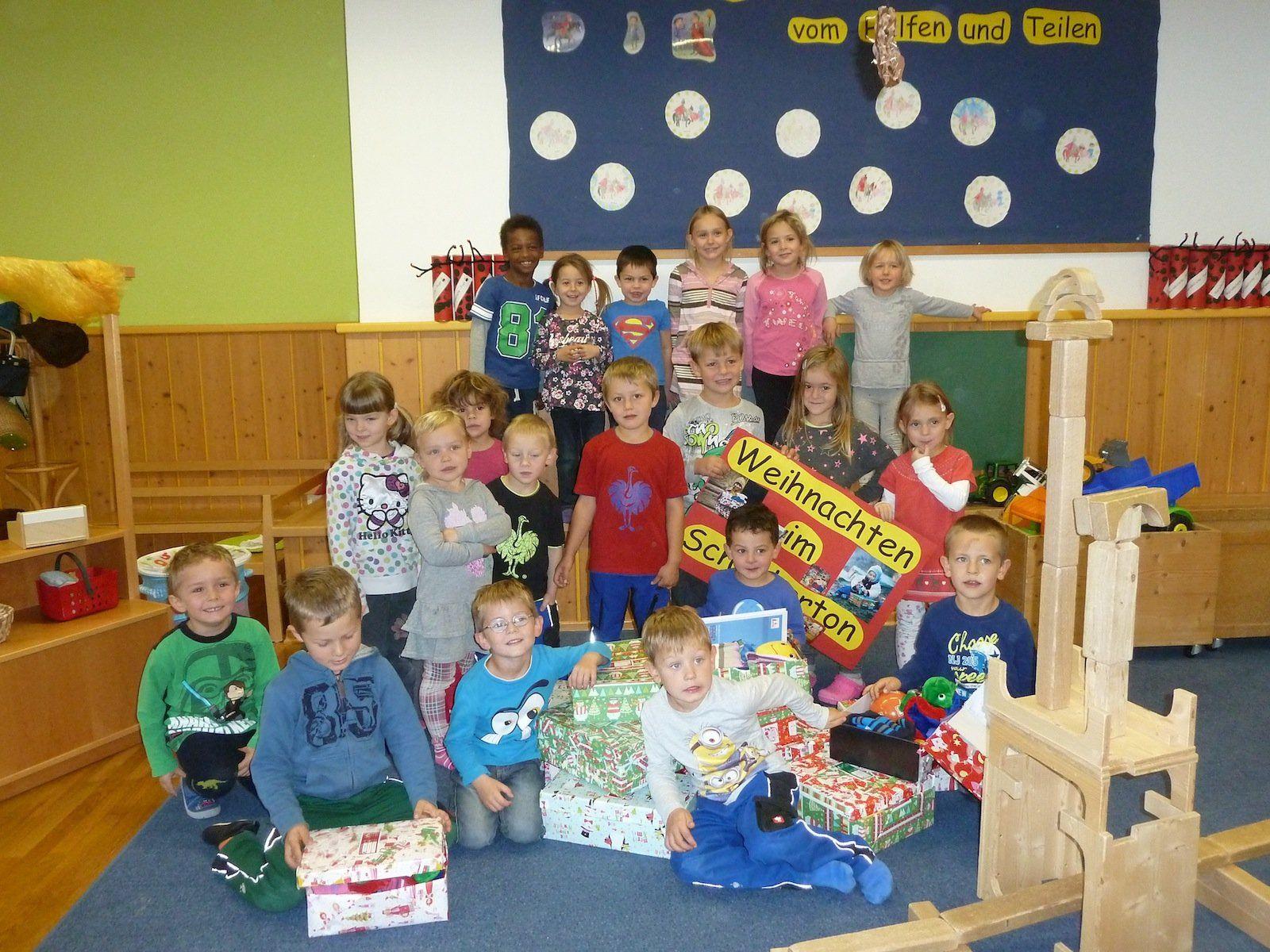 Die Kinder freuen sich über 15 Kartons für die Aktion "Weihnachten im Schuhkarton"