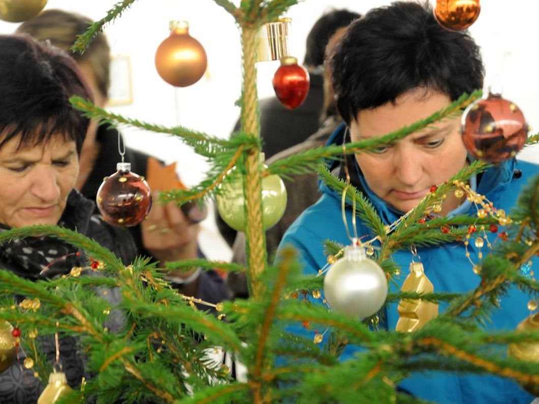 Der Flohmarkt für Weihnachtsdeko tut Gutes für die Umwelt und ein soziales Projekt. Der Flohmarkt für Weihnachtsdeko tut Gutes für die Umwelt und ein soziales Projekt.