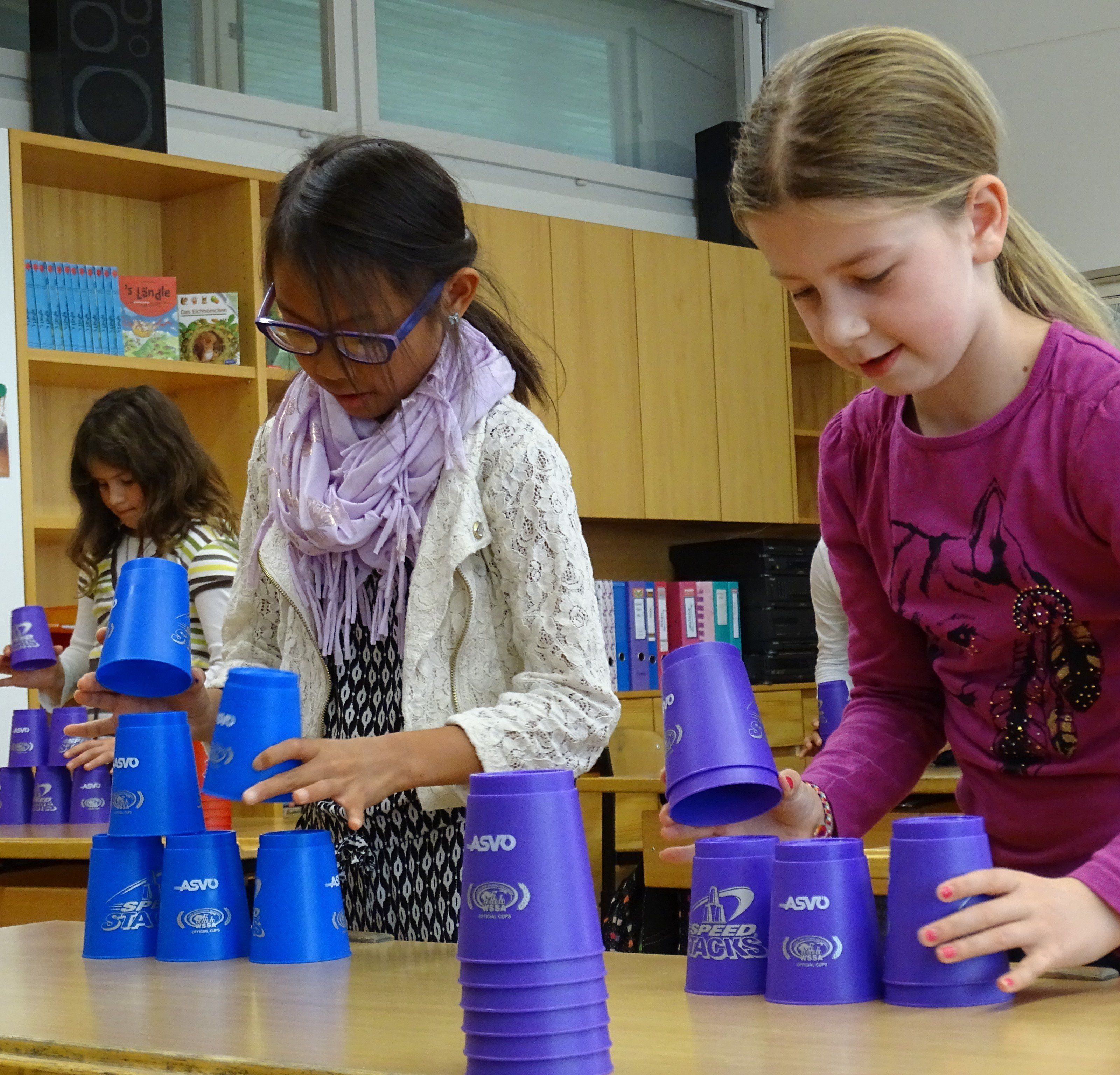 Neben der Grundlagetechnik des Stacking, übten sich die Schüler an diesem Vormittag auch im Pyramidenbauen. Neben der Grundlagetechnik des Stacking, übten sich die Schüler an diesem Vormittag auch im Pyramidenbauen.