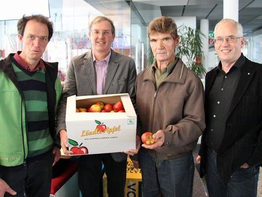 Martin Winder (Winder Beeren), Jens Blum, Rudolf Vollmar (beide Obstbau Höchst) und Ulrich Höfert (Landwirtschaftskammer) sind als Botschafter des Ländle-Apfels unterwegs.