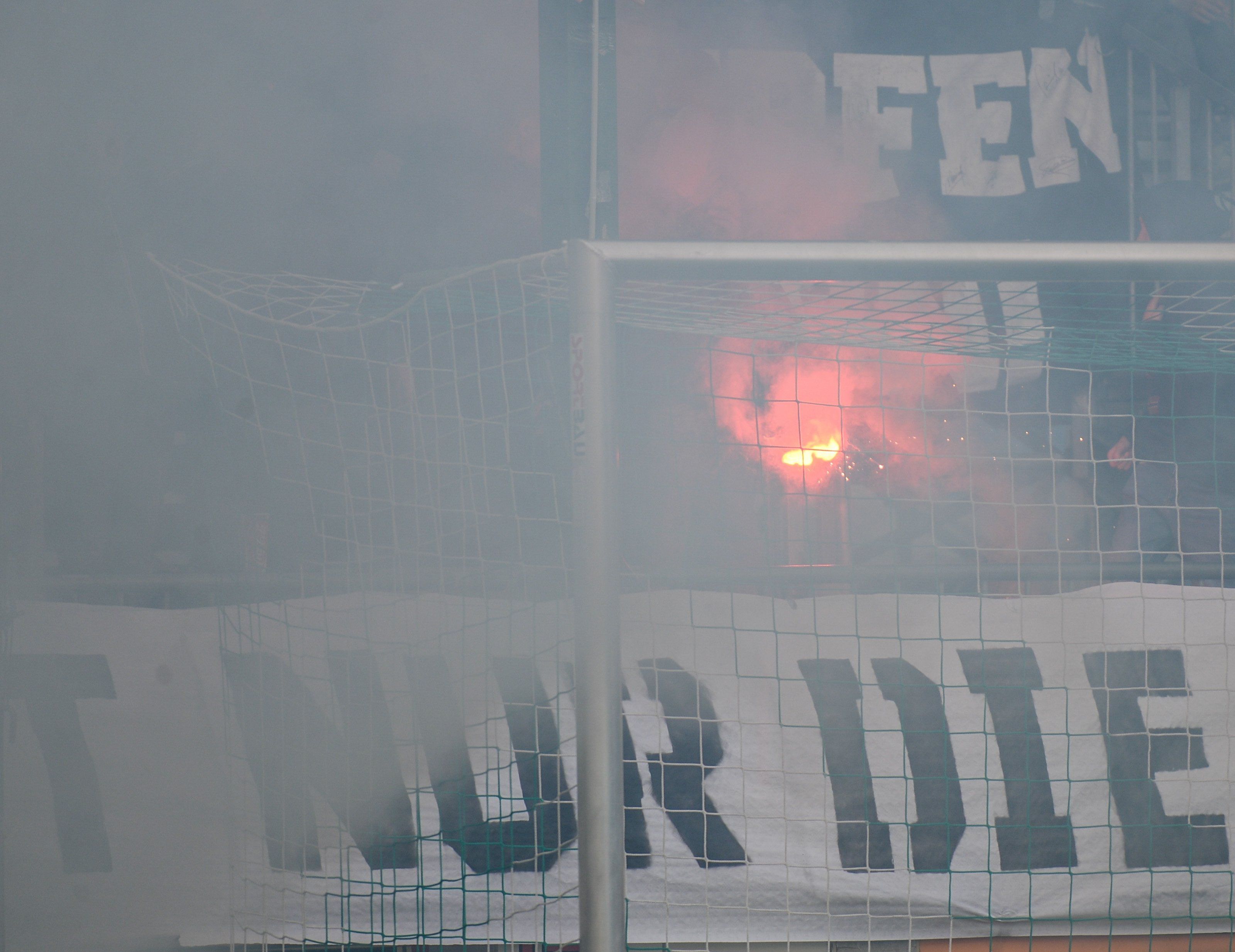Lustenauer Fans zünden bei VLV-Cupspiel bengalisches Feuer. Lustenauer Fans zünden bei VLV-Cupspiel bengalisches Feuer.