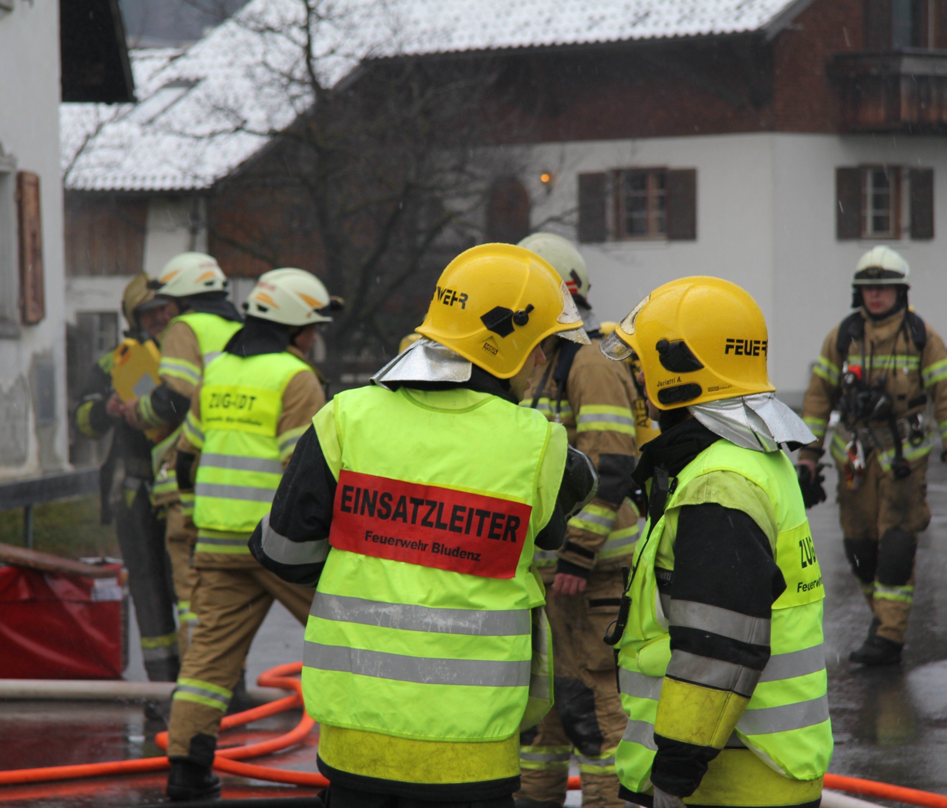 Aufgrund der starken Rauchentwicklung beim Eintreffen der Ortsfeuerwehr Bludenz wurden die angrenzenden Feuerwehren zur Unterstützung angefordert.