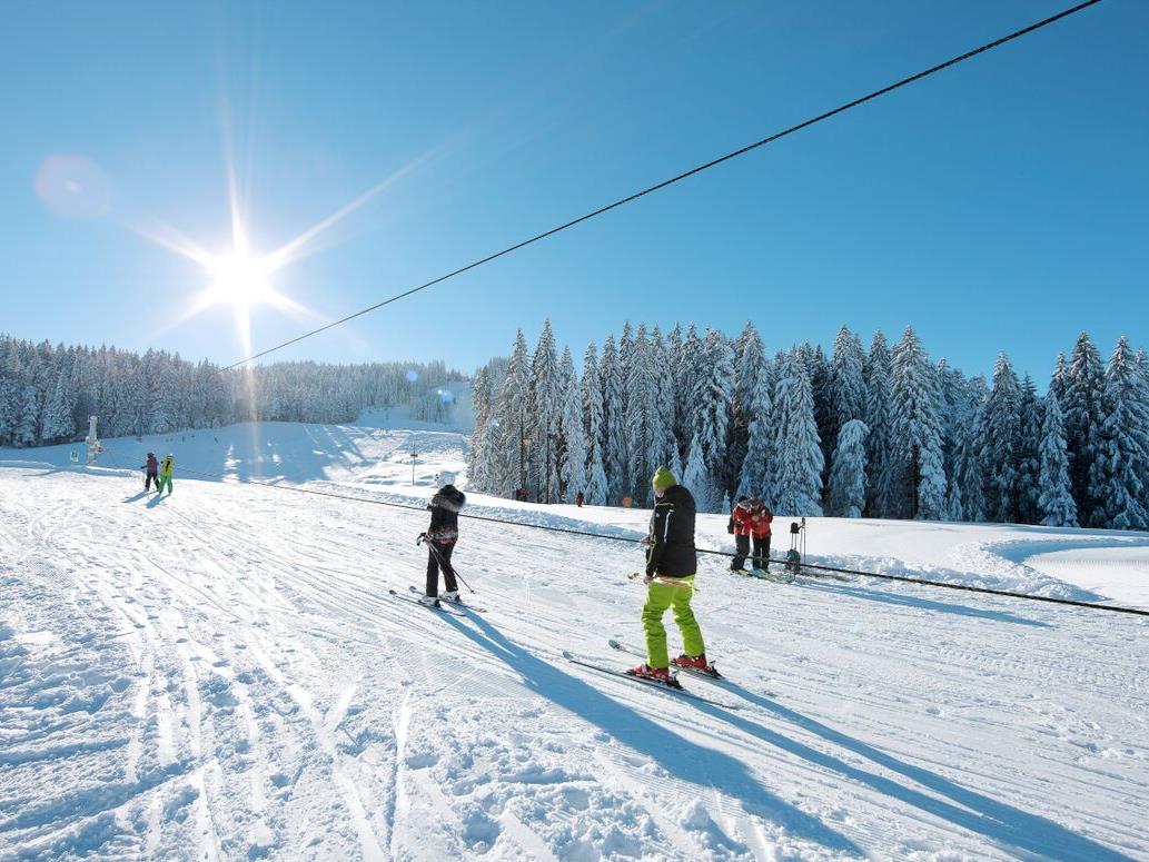 Noch müssen wir uns mit einem Bild vom Vorwinter behelfen, aber ab kommendem Freitag laufen die Lifte am Bödele wieder. Noch müssen wir uns mit einem Bild vom Vorwinter behelfen, aber ab kommendem Freitag laufen die Lifte am Bödele wieder.