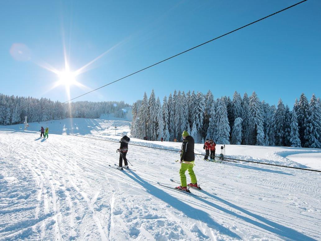 Noch müssen wir uns mit einem Bild vom Vorwinter behelfen, aber ab kommendem Freitag laufen die Lifte am Bödele wieder.