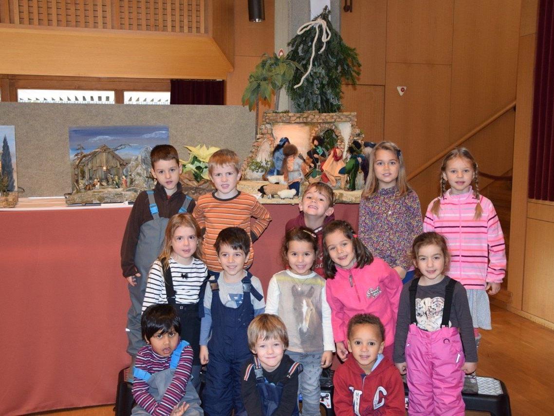 Die Fröschligruppe des Kindergartens Hasenfeld präsentiert stolz ihre Krippe