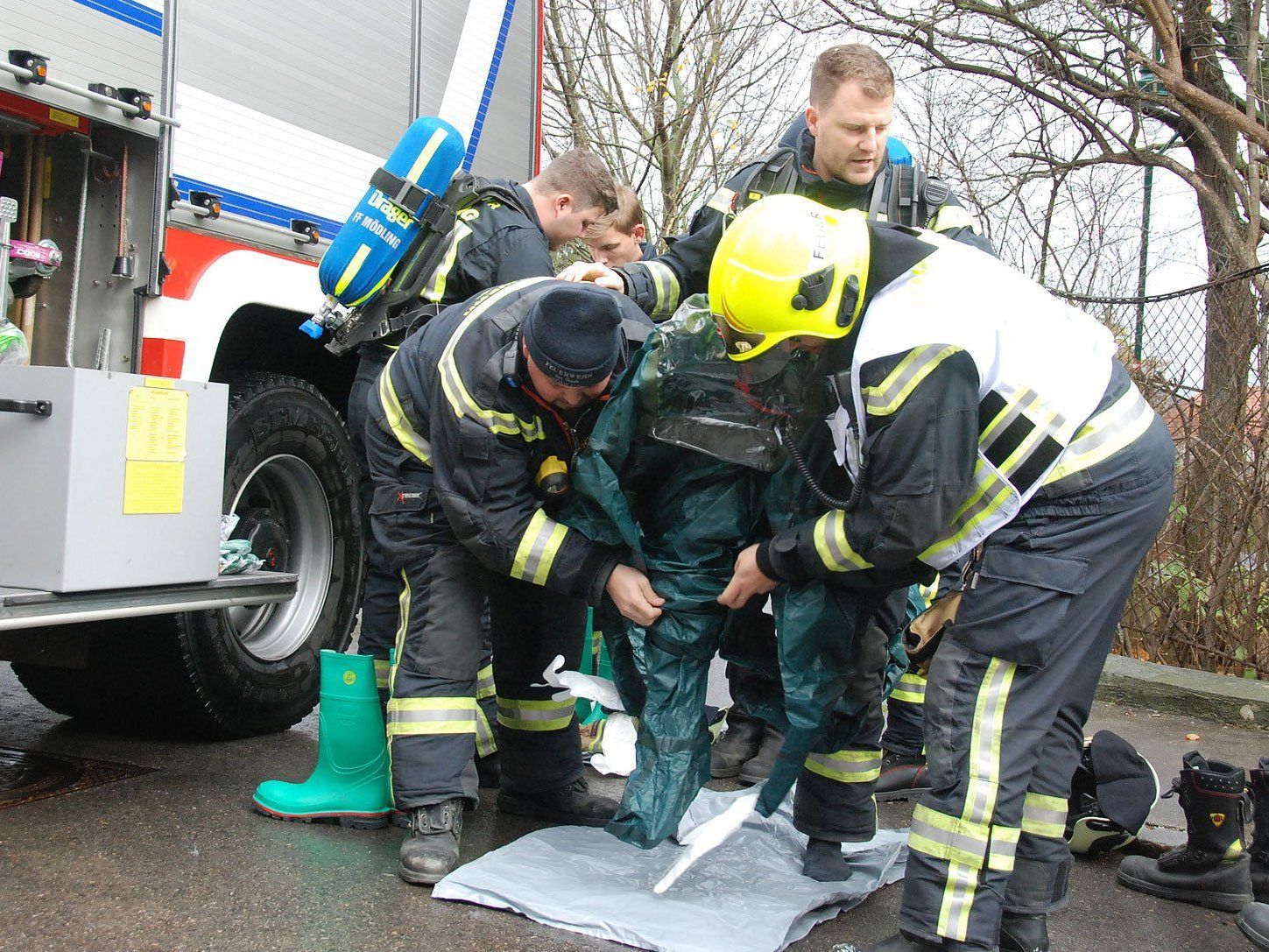 Die Feuerwehr rüstet sich zum Einsatz. Die Feuerwehr rüstet sich zum Einsatz.