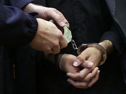 Für den 52-Jährigen klickten nach der Bluttat in Himberg die Handschellen Für den 52-Jährigen klickten nach der Bluttat in Himberg die Handschellen