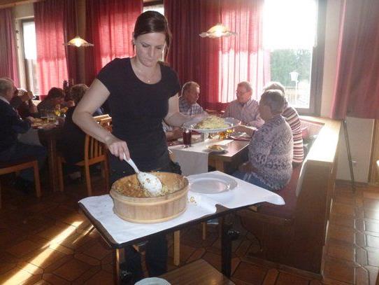 Das traditionelle Käsknöpfle-Essen begeisterte alle Teilnehmer des Ausflugs.