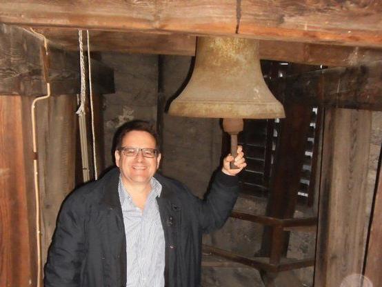 Obmann DI Thomas E. Kinz mit der kleinsten der drei Glocken.