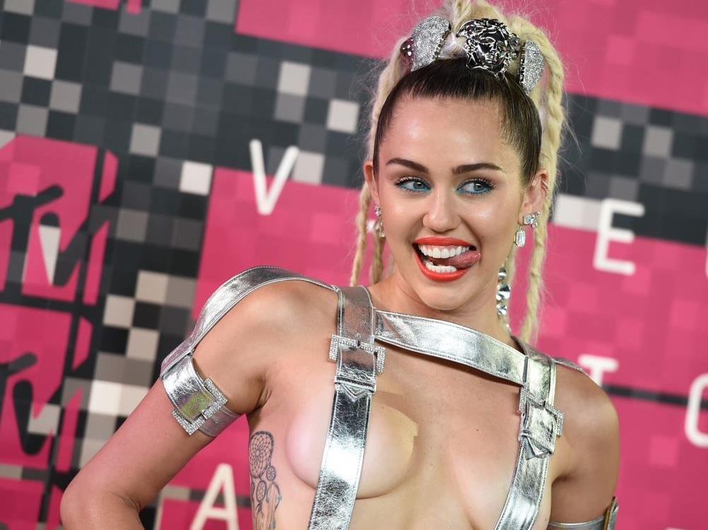 Miley Cyrus ist für ihre freizügigen Auftritte bekannt. Miley Cyrus ist für ihre freizügigen Auftritte bekannt.