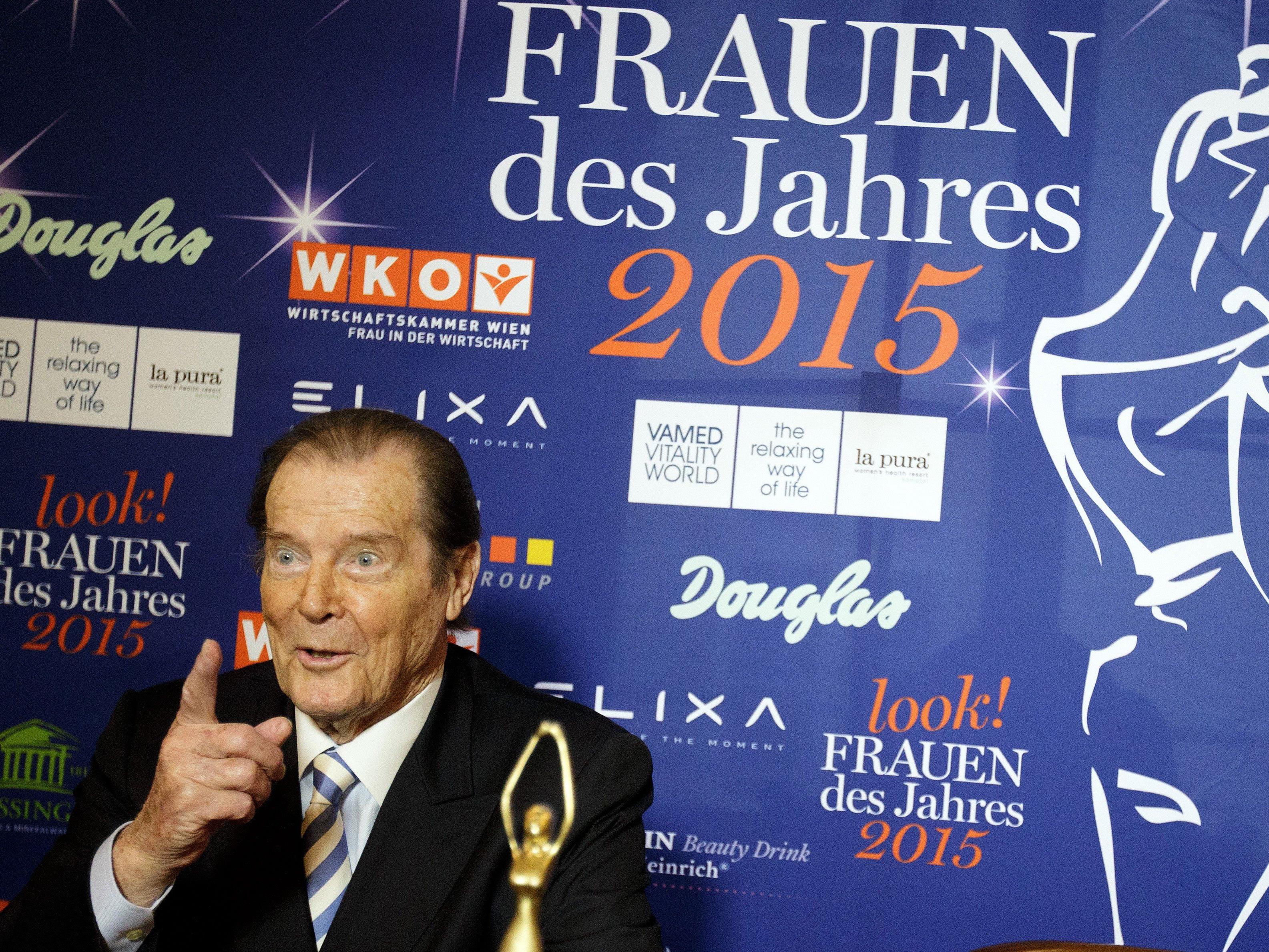 Sir Roger Moore bei der Pressekonferenz zur "Women of the Year". Sir Roger Moore bei der Pressekonferenz zur "Women of the Year".