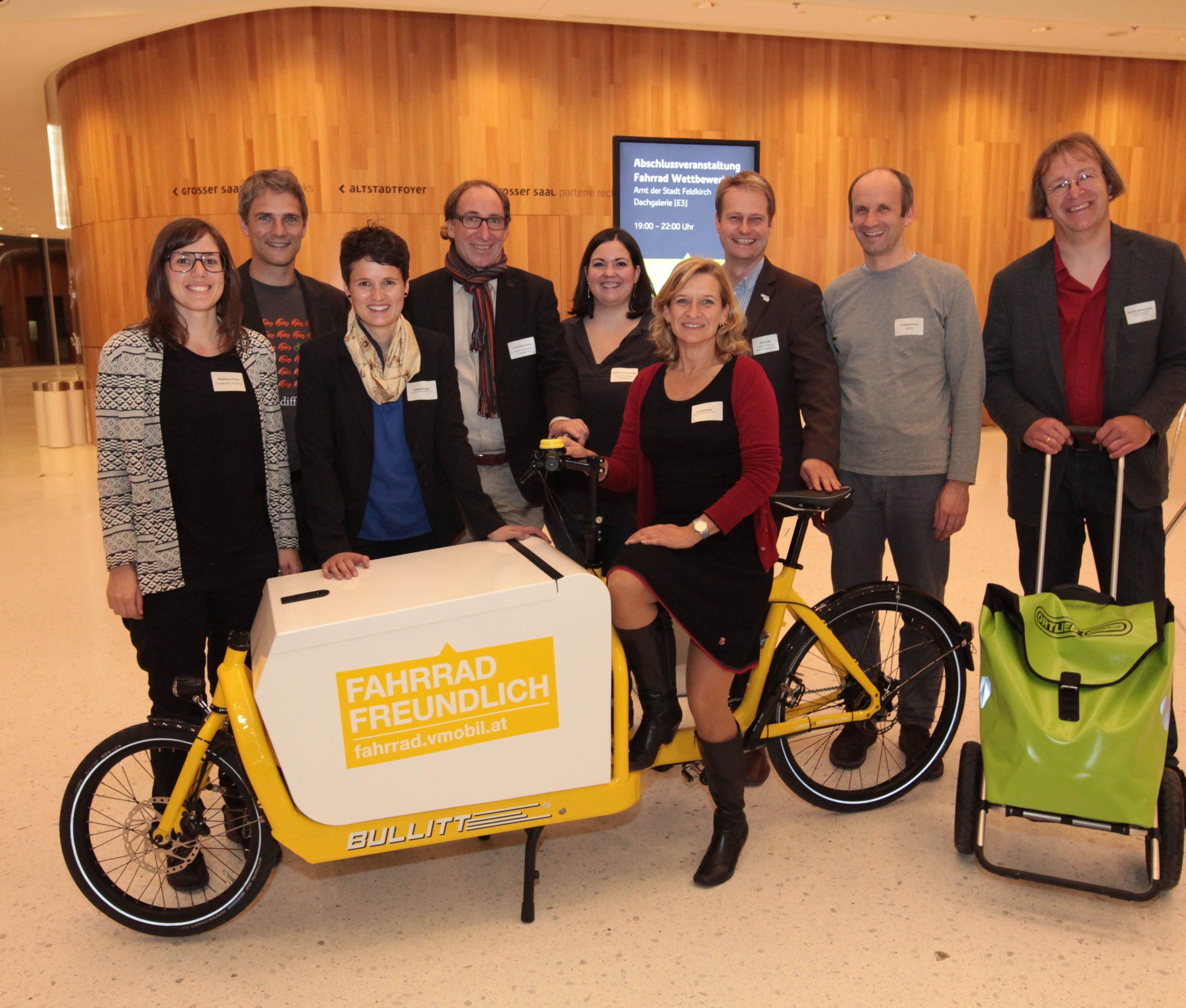 Landesrat Johannes Rauch und Martin Scheuermaier (Mobilitätsmanagement der Landesregierung) mit erfolgreichen Teilnehmerinnen und Teilnehmer des Fahrradwettbewerbs 2015