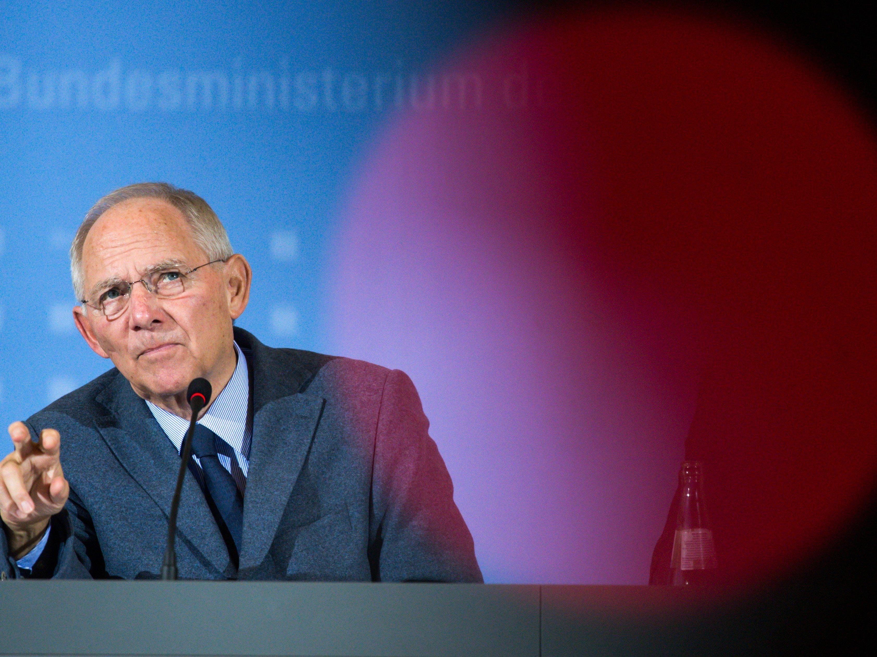 Mit dem Lawinen-Vergleich setzt sich Schäuble, der auch gern mal zündelt, einmal mehr von Angela Merkel ab.