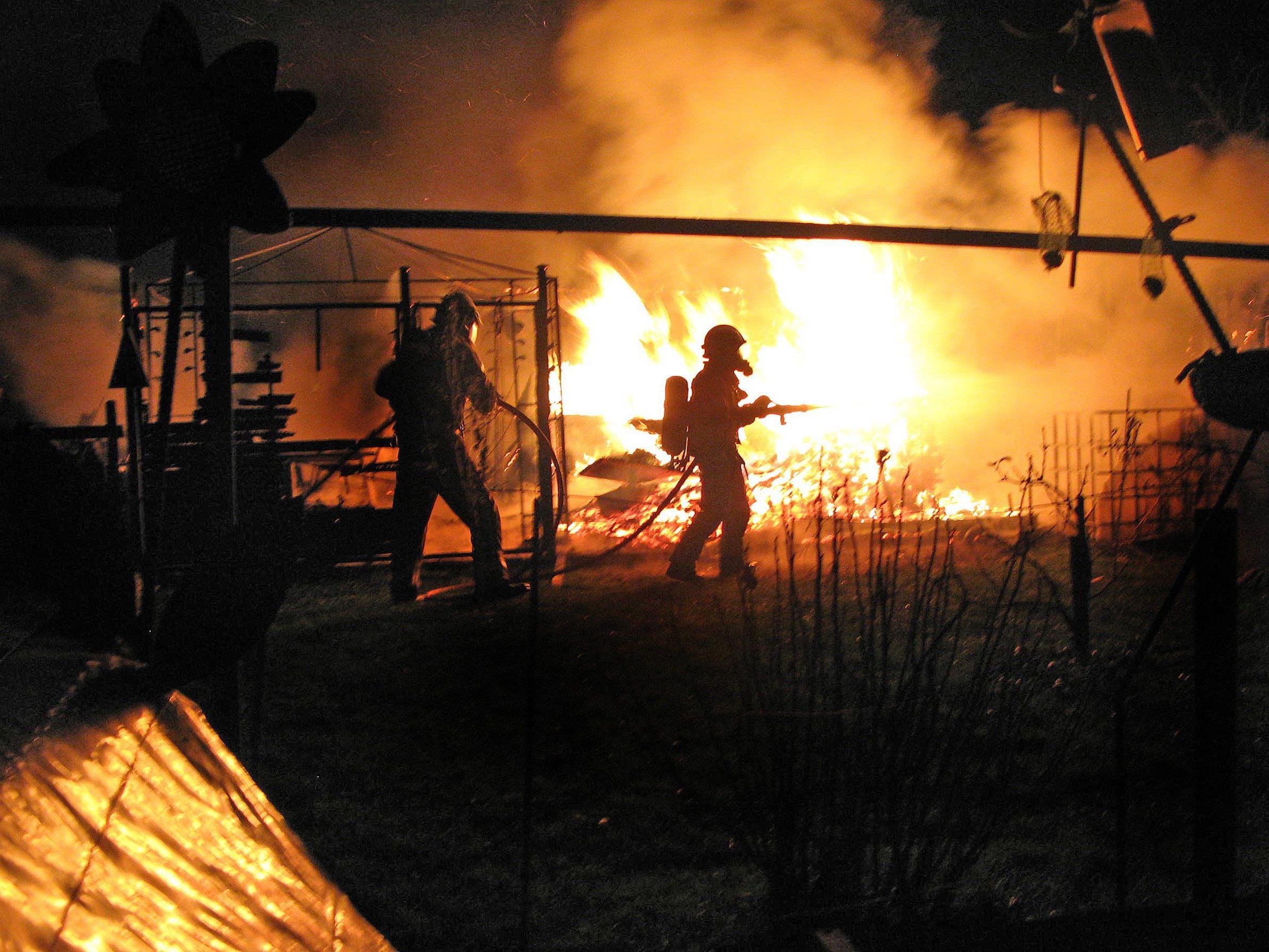 Gefährlicher Einsatz der Feuerwehr Fußach beim Brand einer Schrebergartenhütte auf Harder Gemeindegebiet.
