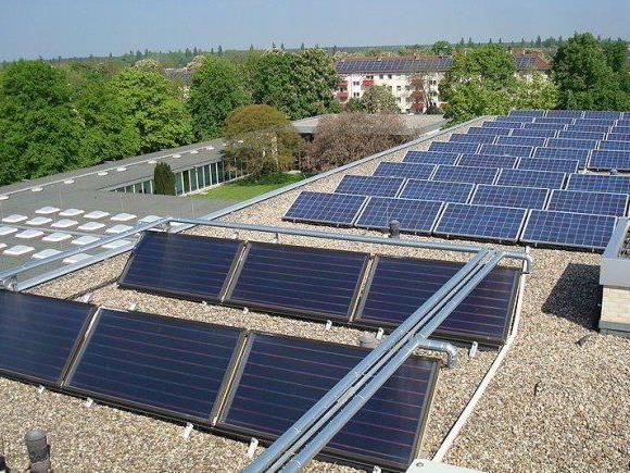 Land, Installateure und WKV wollen den Mängeln bei Solarthermieanlagen (im Bildvordergrund) mit einem Paket gegensteuern.