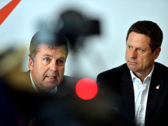 Helmut Naderer (rechts) verstärkt Rücktrittsforderungen gegen LR Mayr (links).