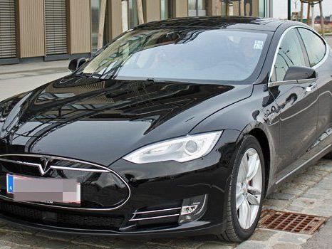 VIENNA.at auf Probefahrt mit dem Tesla S von Blitzzcar. VIENNA.at auf Probefahrt mit dem Tesla S von Blitzzcar.