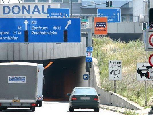 Autofahrer haben am Dienstagabend beim Tunnel viel Geduld gebraucht. Autofahrer haben am Dienstagabend beim Tunnel viel Geduld gebraucht.