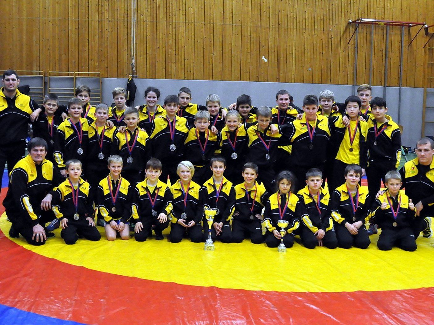 Die erfolgreichen Schülermanschaften des KSK Klaus mit den Trainern. Die erfolgreichen Schülermanschaften des KSK Klaus mit den Trainern.