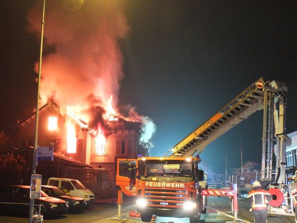 Das Feuer fand im Holzhaus immer wieder Nahrung Das Feuer fand im Holzhaus immer wieder Nahrung