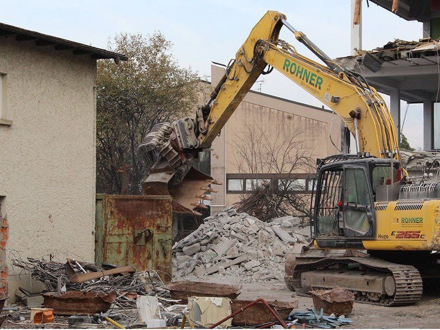 Beginn der Abbrucharbeiten Beginn der Abbrucharbeiten