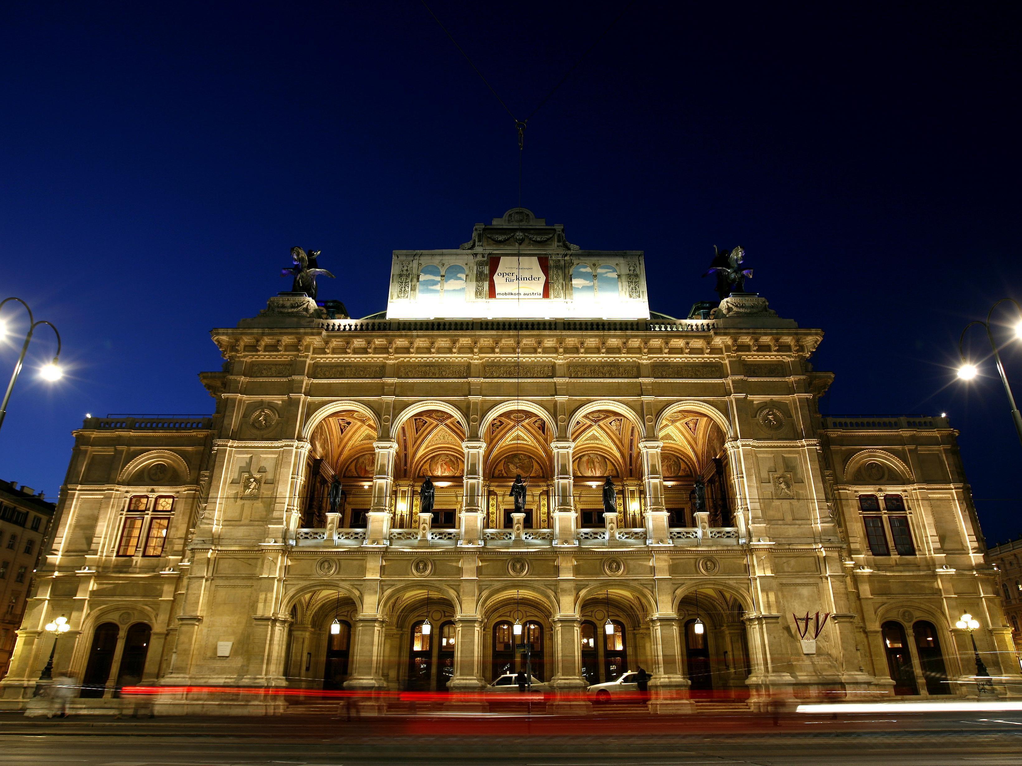 Die imposante Wiener Staatsoper von außen. Die imposante Wiener Staatsoper von außen.