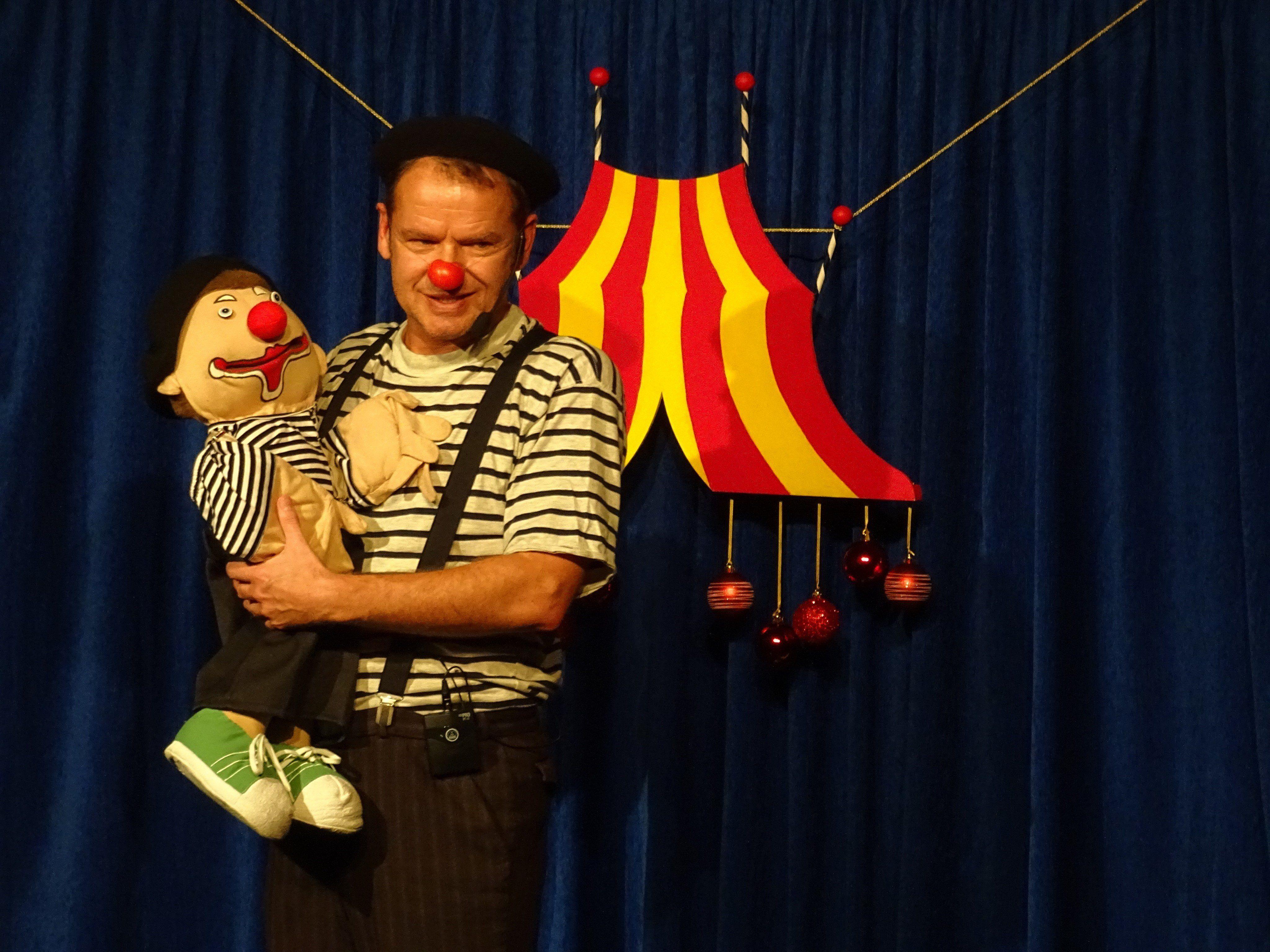 Clown Dido und Didolino zeigten den Kindern wie man im Zirkus Weihnachten feiert.