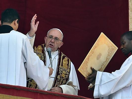 Papst mit dem Segen "Urbi et Orbi" Papst mit dem Segen "Urbi et Orbi"