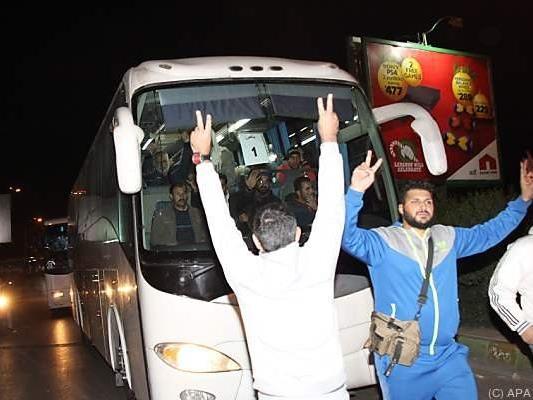 Anhänger empfangen Rebellen-Convoy bei Abfahrt von Flughafen Beirut