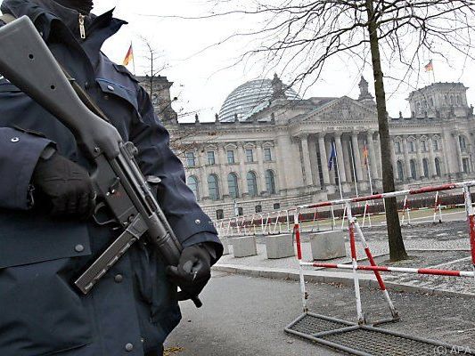 Absperrungen vor dem Reichstag in Berlin Absperrungen vor dem Reichstag in Berlin