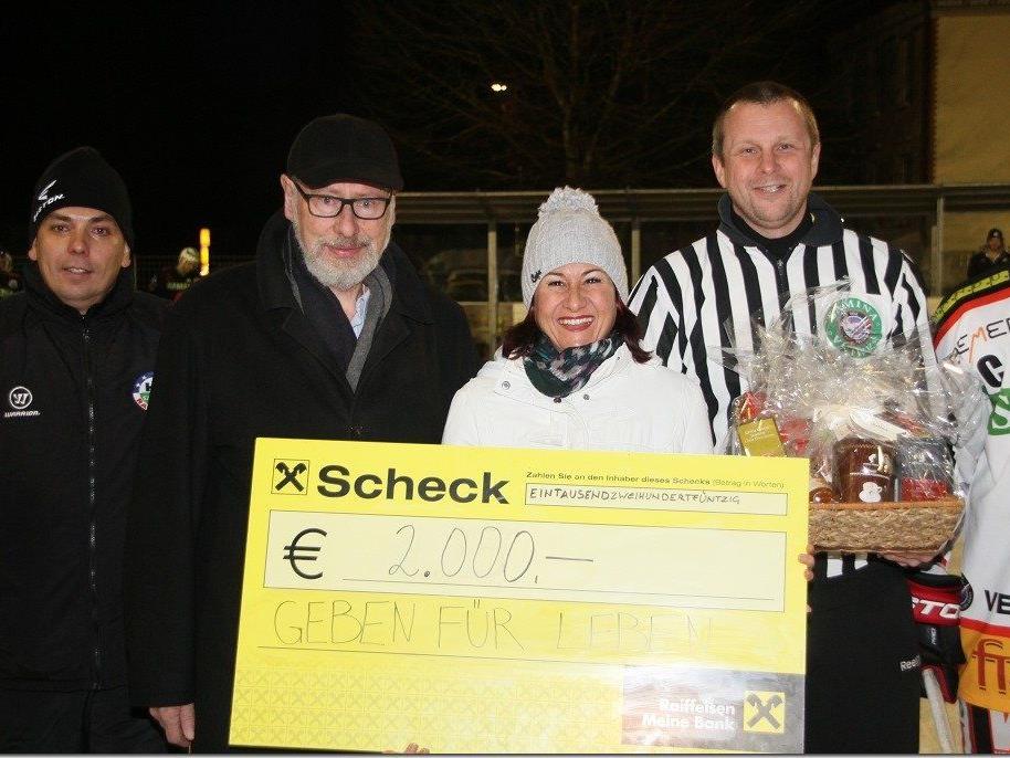 VEU Feldkirch und HC Samina Rankweil sowie Mitarbeiter von Samina spenden 2000 Euro für Geben für Leben