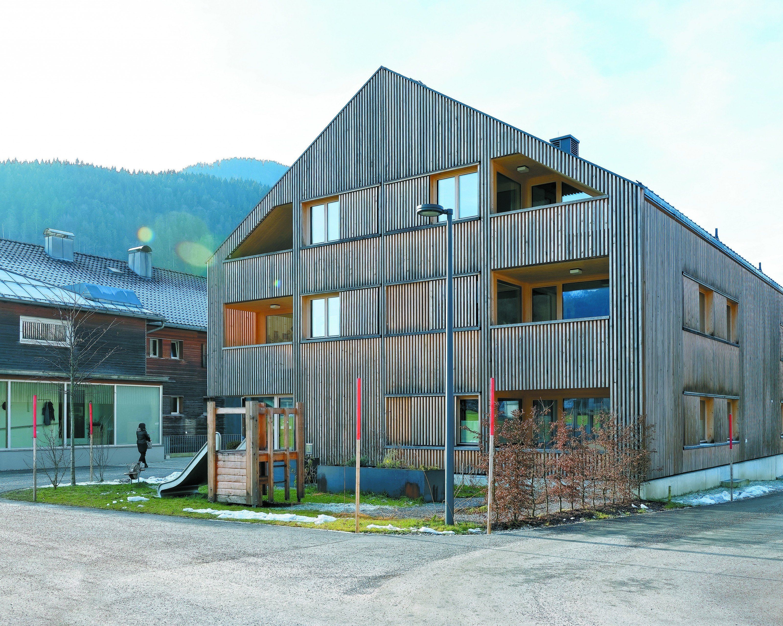 Sein markantes Gesicht bekommt das Fechtig- Hus durch vertikal die Fassaden strukturierende hölzerne Lamellen. Sein markantes Gesicht bekommt das Fechtig- Hus durch vertikal die Fassaden strukturierende hölzerne Lamellen.